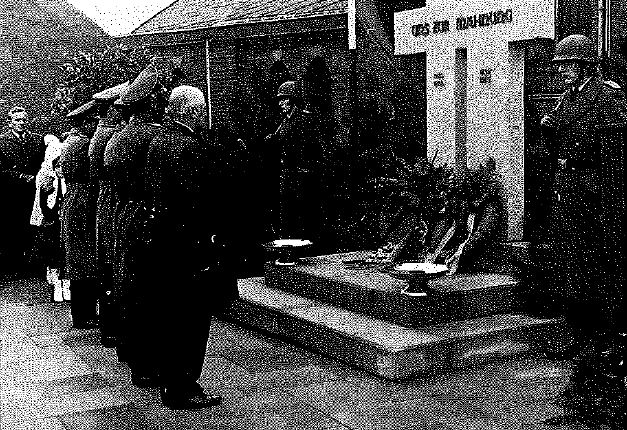 Kranzniederlegung durch Bürgermeister Josef Ebertz und Offiziere der Bundeswehr